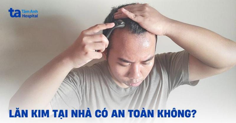 Bệnh nhân đang được bác sĩ da liễu thăm khám kỹ lưỡng tình trạng da mặt